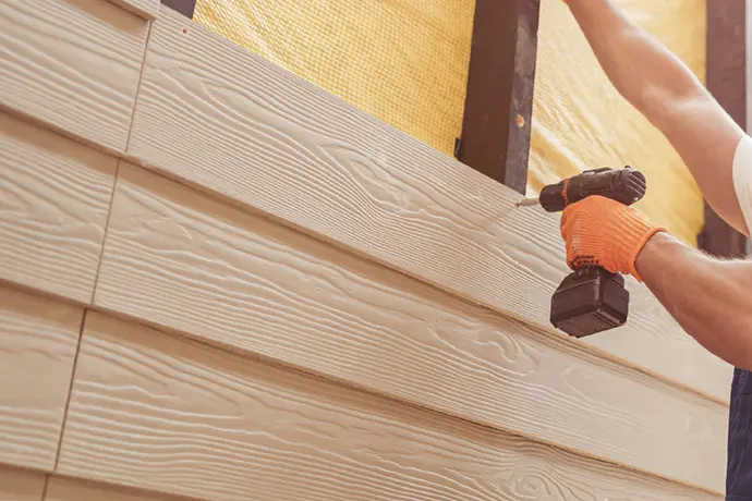 Siding-Installer-putting-up-new-fiber-cement-siding